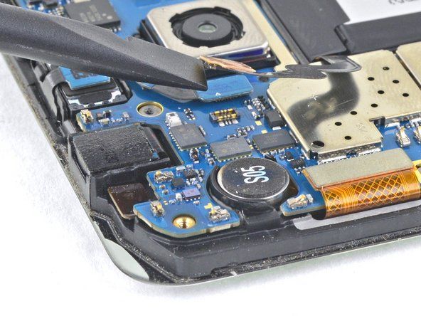 Heben Sie den Batterieanschluss mit dem flachen Ende eines Spudgers gerade aus der Buchse auf dem Motherboard.' alt=