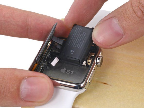 Faites tourner la batterie dans le sens antihoraire pour exposer son connecteur.' alt=
