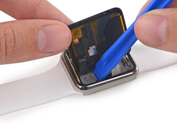 디스플레이 및 디지타이저 케이블 커넥터는 스피커에 부착 된 작은 금속 브래킷 아래에 고정됩니다.' alt=
