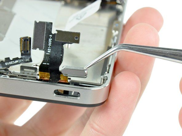 Izmantojiet pinceti, lai noņemtu strāvas un amp bloķēšanas pogu no iPhone.' alt=