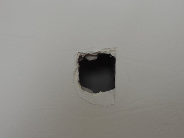 마른 벽에서 나온 구멍 패치