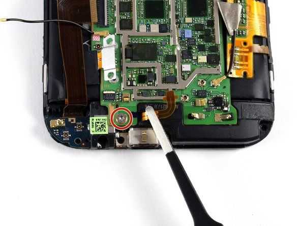 Eemaldage üks hõbedane 4 mm T5 Torx kruvi, mis kinnitab kõrvaklappide pesa / mikro-USB-plaadi.' alt=