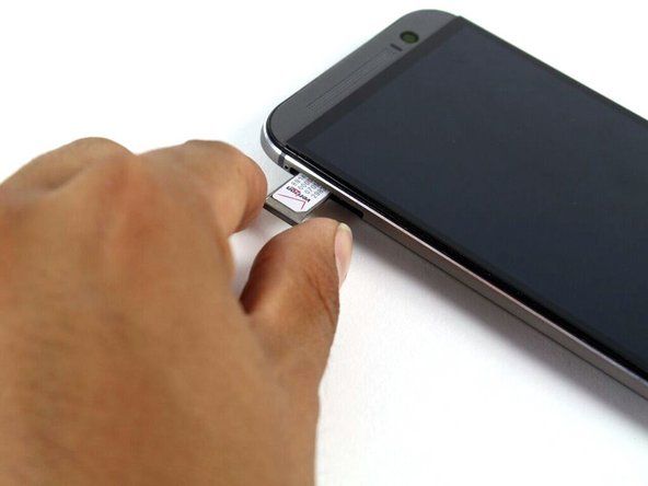 Eemaldage SIM-kaardi salve komplekt HTC One M8-st.' alt=