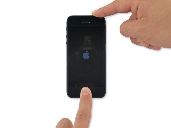 Fortsett å holde begge knappene i omtrent 10 sekunder til Apple-logoen vises.' alt=