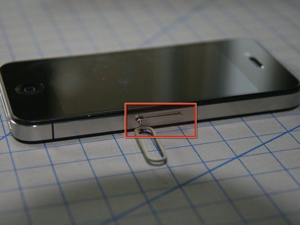 iPhone 4では、SIMカードトレイは電話の右側にあります。' alt=
