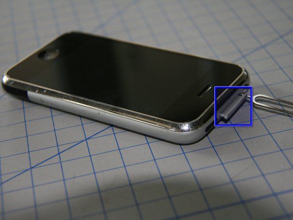 古いiPhoneでは、SIMカードトレイは電話の上部にあります。' alt=