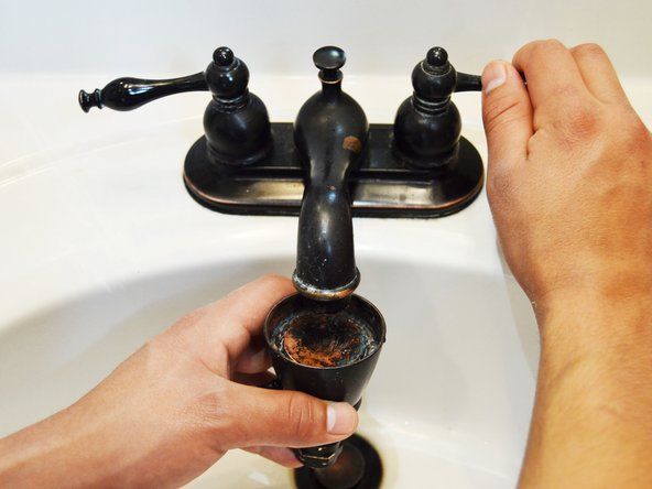 Umiestnite sprchovú hlavicu pod tečúcu vodu, aby ste odstránili všetok zvyšný vápnik, ktorý po ňom zostal.' alt=