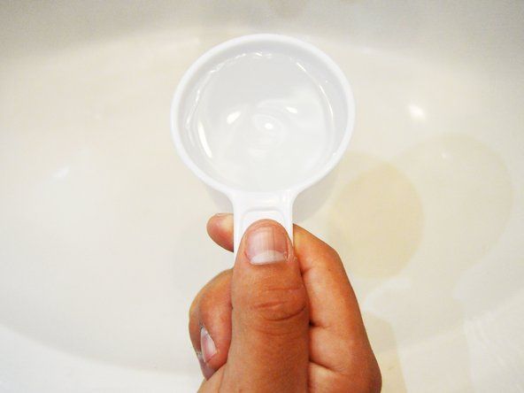 Dokončenie tohto kroku nad umývadlom môže pomôcť zabrániť rozliatiu vody.' alt=