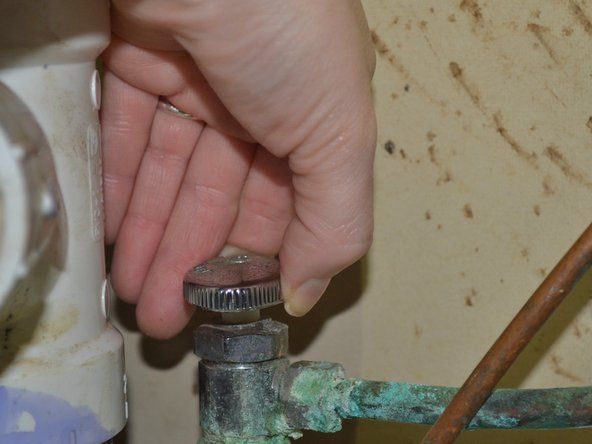 Искључите довод воде окретањем вентила за контролу воде.' alt=