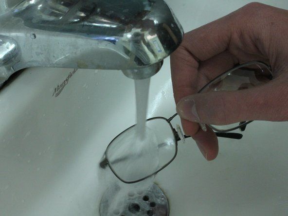 미지근한 물을 사용하여 10-15 초 동안 안경을 헹구어 추가 왁스를 제거합니다.' alt=