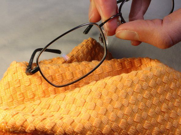 メガネを乾かし、レンズに残っているワックスを取り除くには、清潔な布でメガネを拭き取ります。' alt=