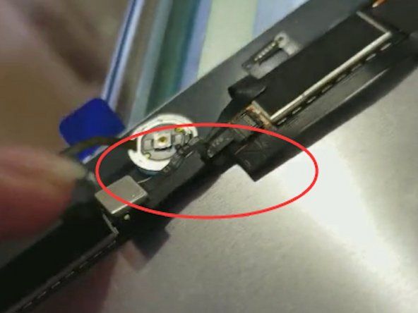 Jika Anda mengganti unit LCD, beberapa rakitan memiliki penempatan konektor tombol home yang sedikit berbeda sehingga mengharuskan Anda untuk melipat kabel tombol home dalam bentuk & quotS & quot seperti yang ditunjukkan pada gambar.' alt=