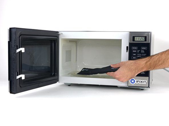 Kami menganjurkan agar Anda membersihkan microwave sebelum melanjutkan, karena sisa kotoran di bagian bawah dapat menempel di iOpener.' alt=