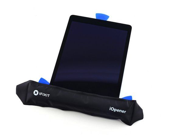 Gunakan iOpener untuk memberikan panas ke tepi bawah iPad.' alt=