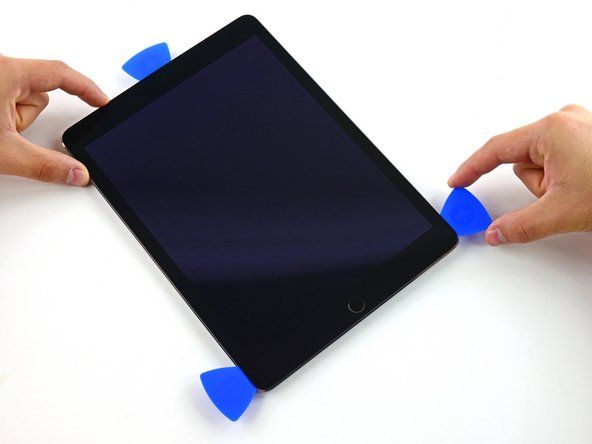 Novietojiet labās puses atvēršanas izvēli ap iPad apakšējo stūri.' alt=
