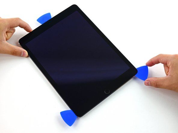 Novietojiet labās puses atvēršanas izvēli ap iPad apakšējo stūri.' alt=