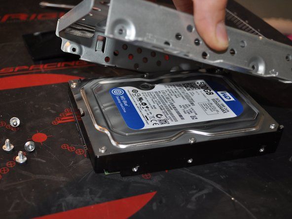 Itaas ang hard drive cage mula sa hard drive.' alt=