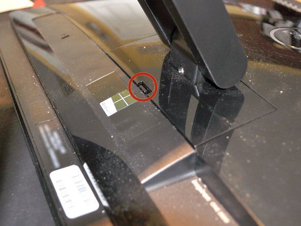 Leg de all-in-one computer met de voorkant naar beneden op een zacht, schoon oppervlak om krassen op de voorkant te voorkomen.' alt=