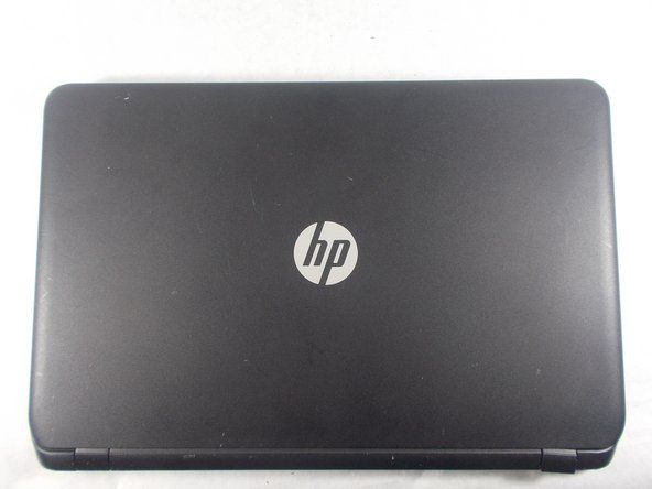 Csukja be a laptopot, és fordítsa meg úgy, hogy a HP borító embléma a laptop alsó részén legyen.' alt=