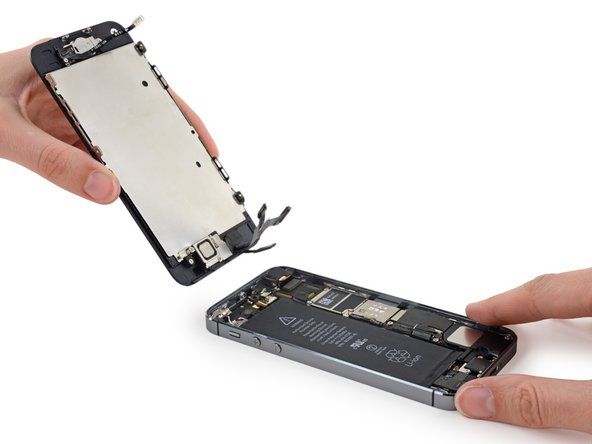 Scoateți afișajul și bateria, folosind ghidul de reparații adecvat modelului dvs. de iPhone.' alt=