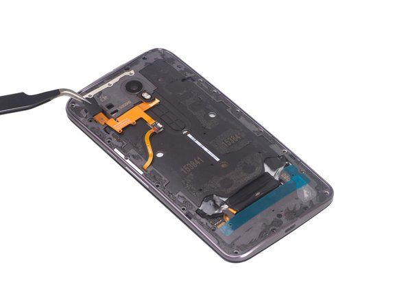 Entfernen Sie 2 Schutzgummis, mit denen der Taschenlampenflex und der Batterieflexanschluss befestigt sind.' alt=