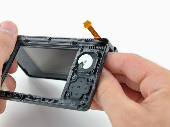 3DS ஐத் திறந்து அதைப் பிடித்துக் கொள்ளுங்கள், இதனால் பொத்தான்களின் அடிப்பகுதி மேல்நோக்கி இருக்கும்.' alt=