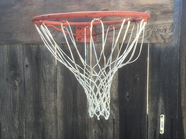 Come sostituire la rete su un canestro da basket