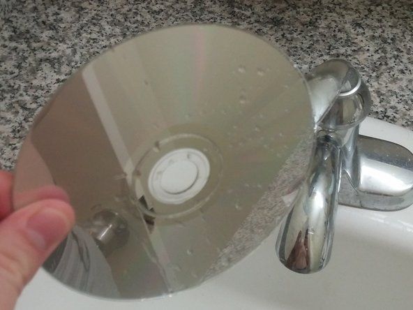 Hagyja megszáradni a CD-t, vagy szárítsa meg nem vászon törülközővel.' alt=