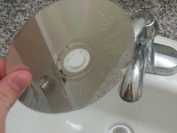 CDを風乾させるか、タオルで乾かします。' alt=