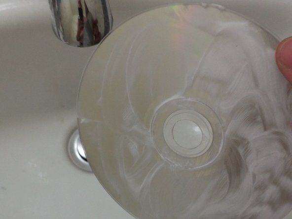 歯磨き粉を中心から外縁まで円を描くようにこすります。' alt=