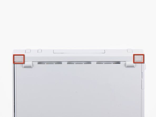 Gunakan spudger logam untuk melepas penutup sekrup plastik putih yang menempel di casing bawah di dekat bagian depan Wii.' alt=