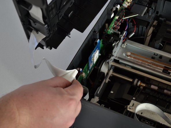 Lấy đế của cáp ruy-băng màu trắng kết nối nắp với đế của máy in và kéo nó ra.' alt=