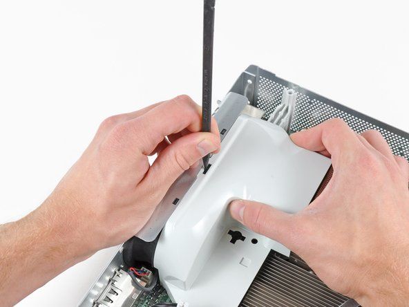 Ievietojiet smidzinātāja plakano galu mazajā taisnstūrveida atverē dzesēšanas ventilatora kanāla augšpusē.' alt=