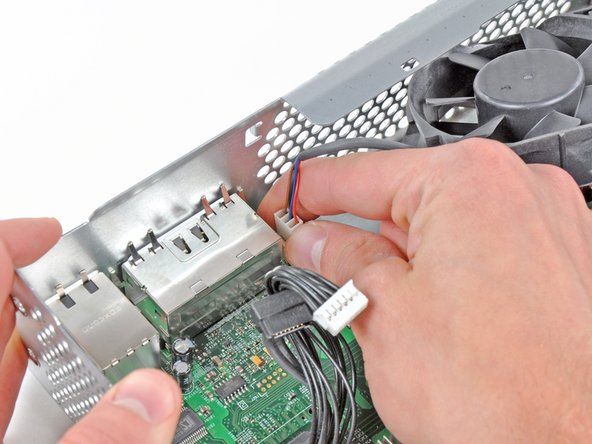 Vyberte konektor dvojitého ventilátora priamo z jeho zásuvky na základnej doske.' alt=