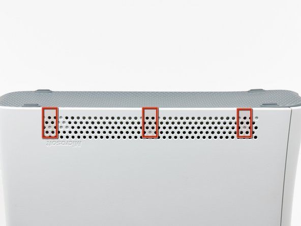 次のいくつかの手順では、スパッジャーの先端またはXbox 360オープニングツールの指を使用して、下部ベントの左側と右側に沿ってクリップを解放します。それらの場所は赤で強調表示されます。' alt=