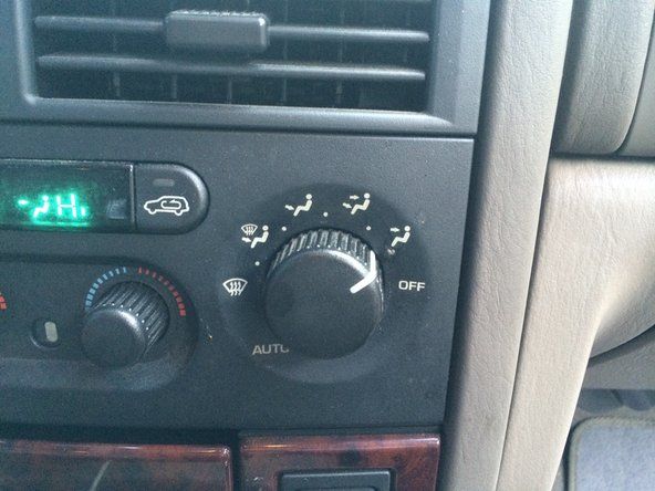 Zet de auto aan en test de airco / verwarming om er zeker van te zijn dat deze werkt.' alt=