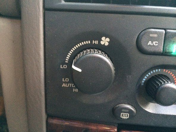 Lülitage auto sisse ja testige vahelduvvoolu / soojendust, et veenduda, et see töötab.' alt=