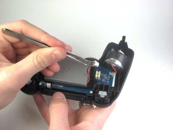 Després de treure l’endoll de la placa base, es pot treure la bateria del controlador.' alt=