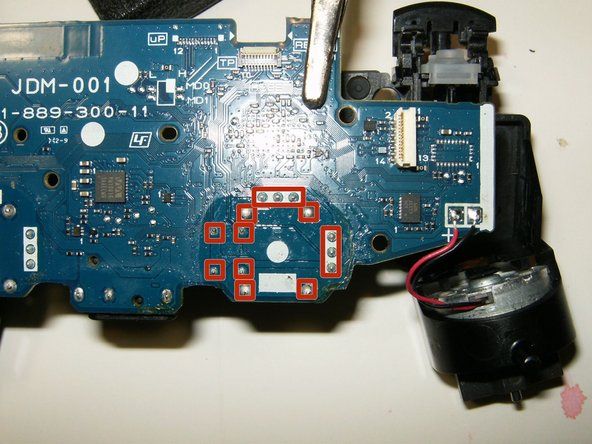 Ini adalah sambungan solder yang perlu dipisahkan. Oleh kerana papan terbalik, kiri akan menjadi kanan.' alt=