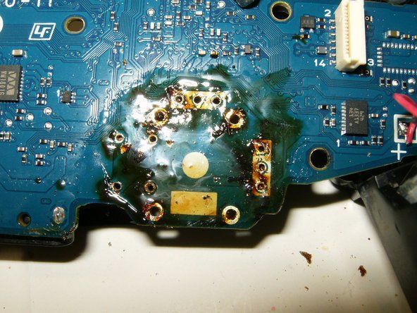 Periksa apakah semua lubang dibersihkan dari solder lama. Jarum hipodermik serta mata bor yang sangat kecil dapat digunakan untuk membersihkan lubang. Zat yang tampak meleleh di papan sirkuit adalah fluks yang digunakan untuk pematrian.' alt=