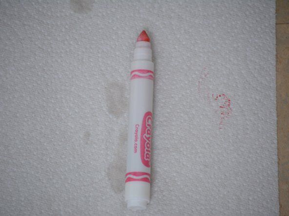 Nu scoateți markerul până când nu se eliberează cerneală în apă.' alt=