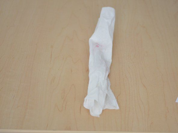 कागज तौलिया में मार्कर लपेटें और इसे बैठने की अनुमति दें।' alt=