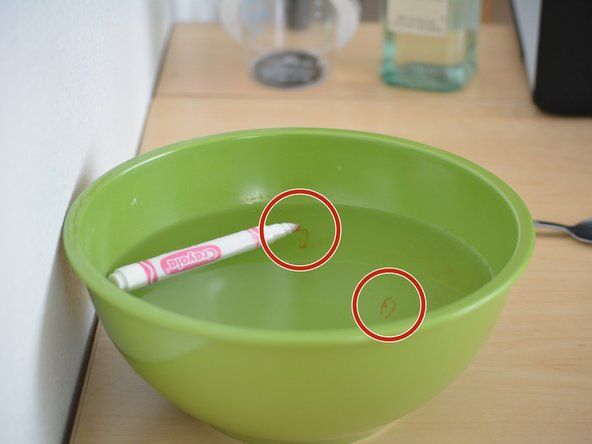 Odstranite marker iz posode in ga položite na papirnato brisačo.' alt=