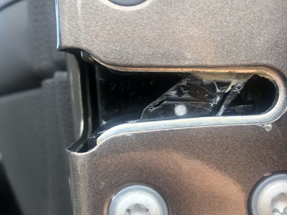 車のドアを閉じて、ラッチが適切にリセットされていることを確認します。' alt=
