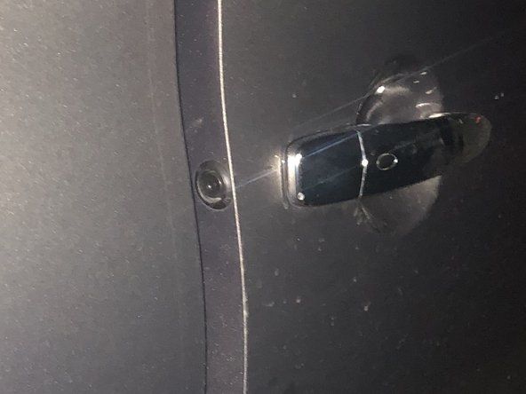 閉まらない車のドアについては、ドア側面のハンドルの近くにあるドアラッチを調べてください。' alt=
