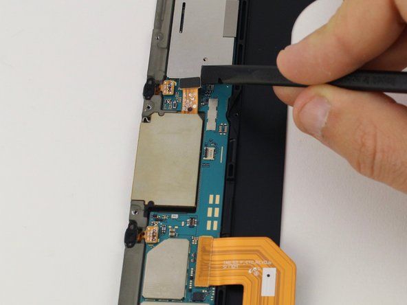 왼쪽 중간 프레임의 Micro SD 카드 트레이 바로 위에있는 단일 압입 커넥터를 분리합니다.' alt=