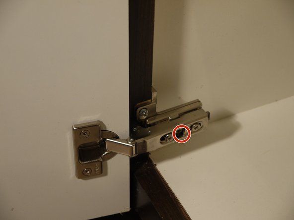 Tento krok použite, ak sa dvere skrinky zatvárajú príliš tvrdo alebo sa úplne nezatvoria.' alt=
