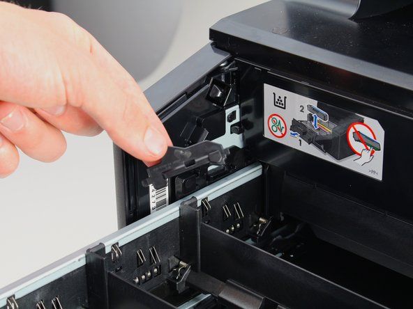 Pöörake luku tagumist otsa printeri siseseinast eemale ja enda poole, kuni see välja hüppab.' alt=