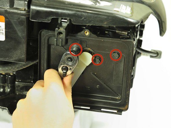 Pomocí klíče s vnitřním šestihranem 5/16 'odstraňte tři 20mm šrouby za vzduchovým filtrem.' alt=