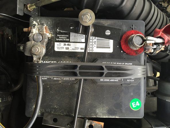 Hogyan kell kicserélni a korrodálódott autó akkumulátor sorkapcsát' alt=